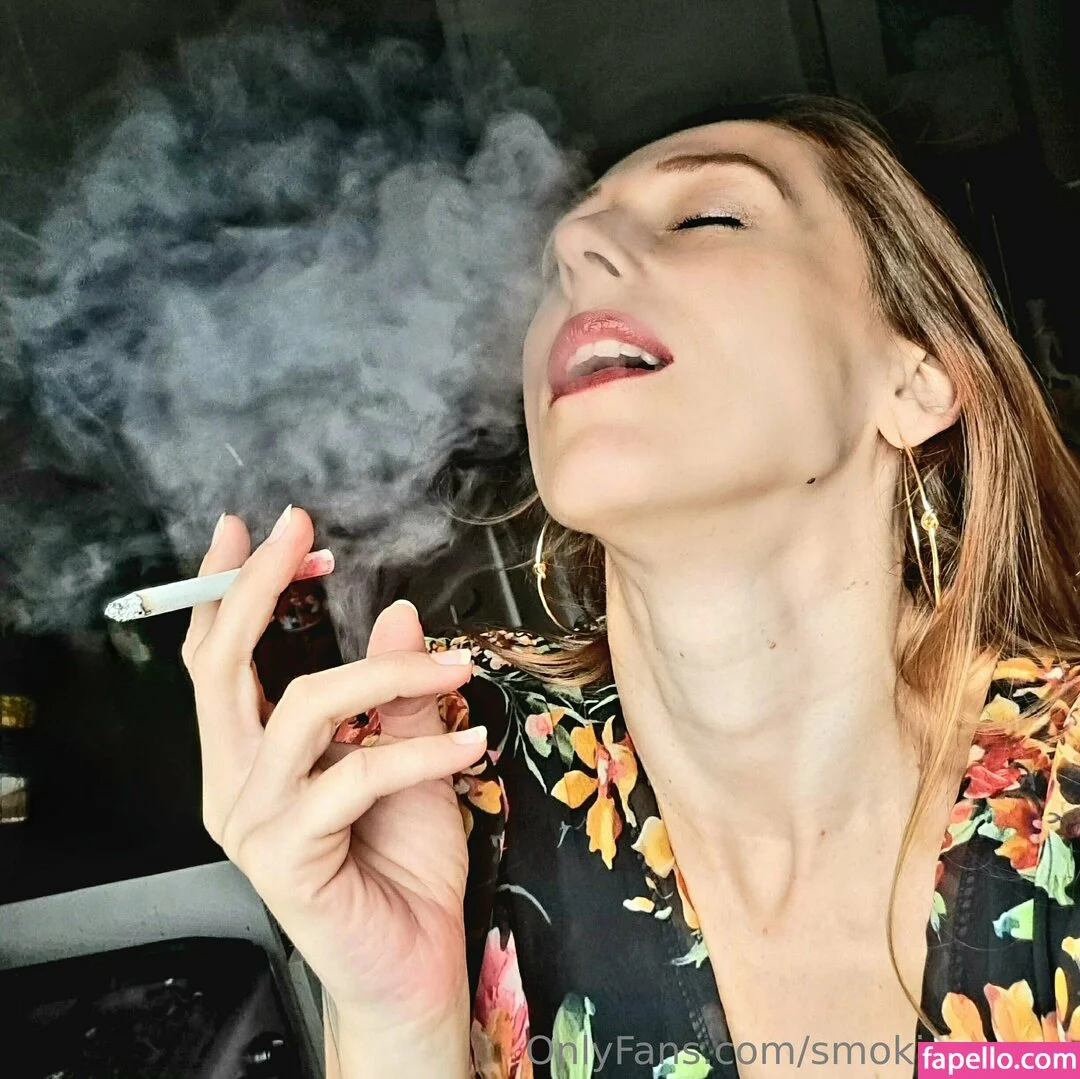 smokingmom Onlyfans Photo Gallery 