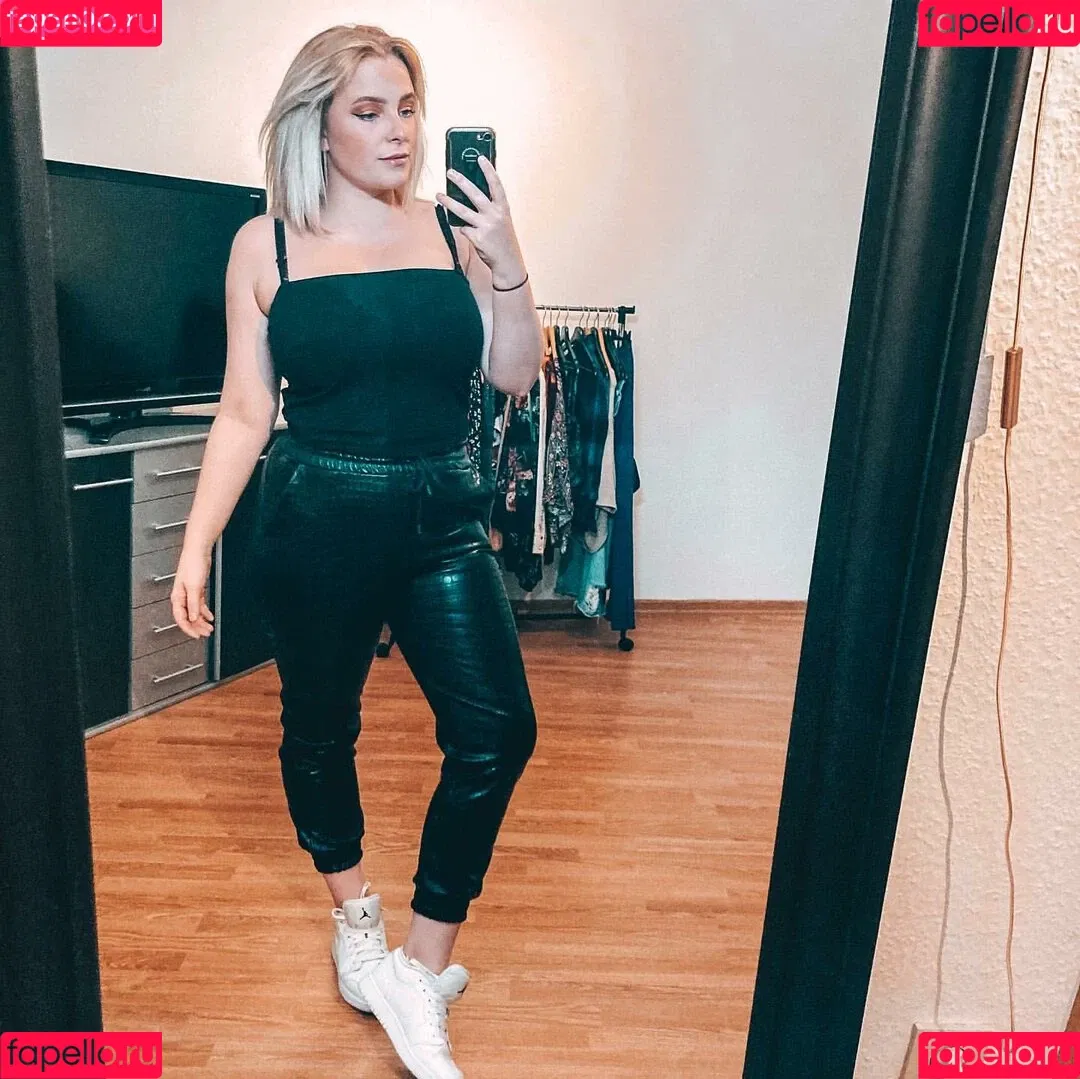 Sarah Neuhaus Onlyfans Photo Gallery 