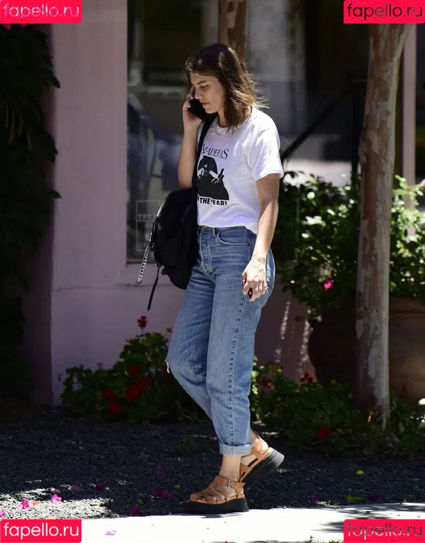 Lauren Cohan Onlyfans Photo Gallery 