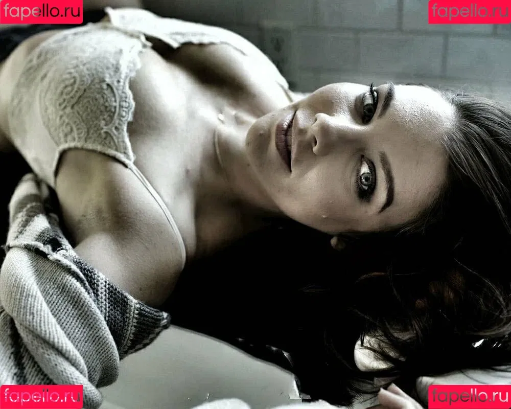Lauren Cohan Onlyfans Photo Gallery 