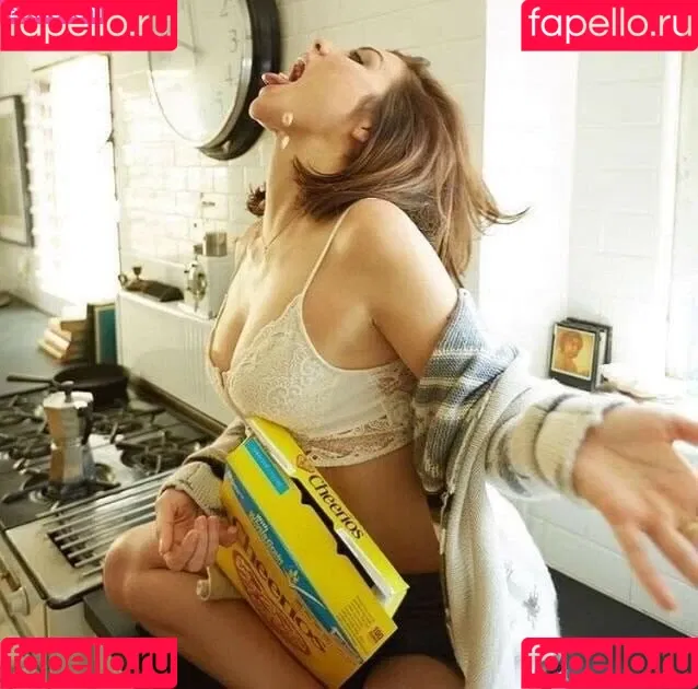 Lauren Cohan Onlyfans Photo Gallery 
