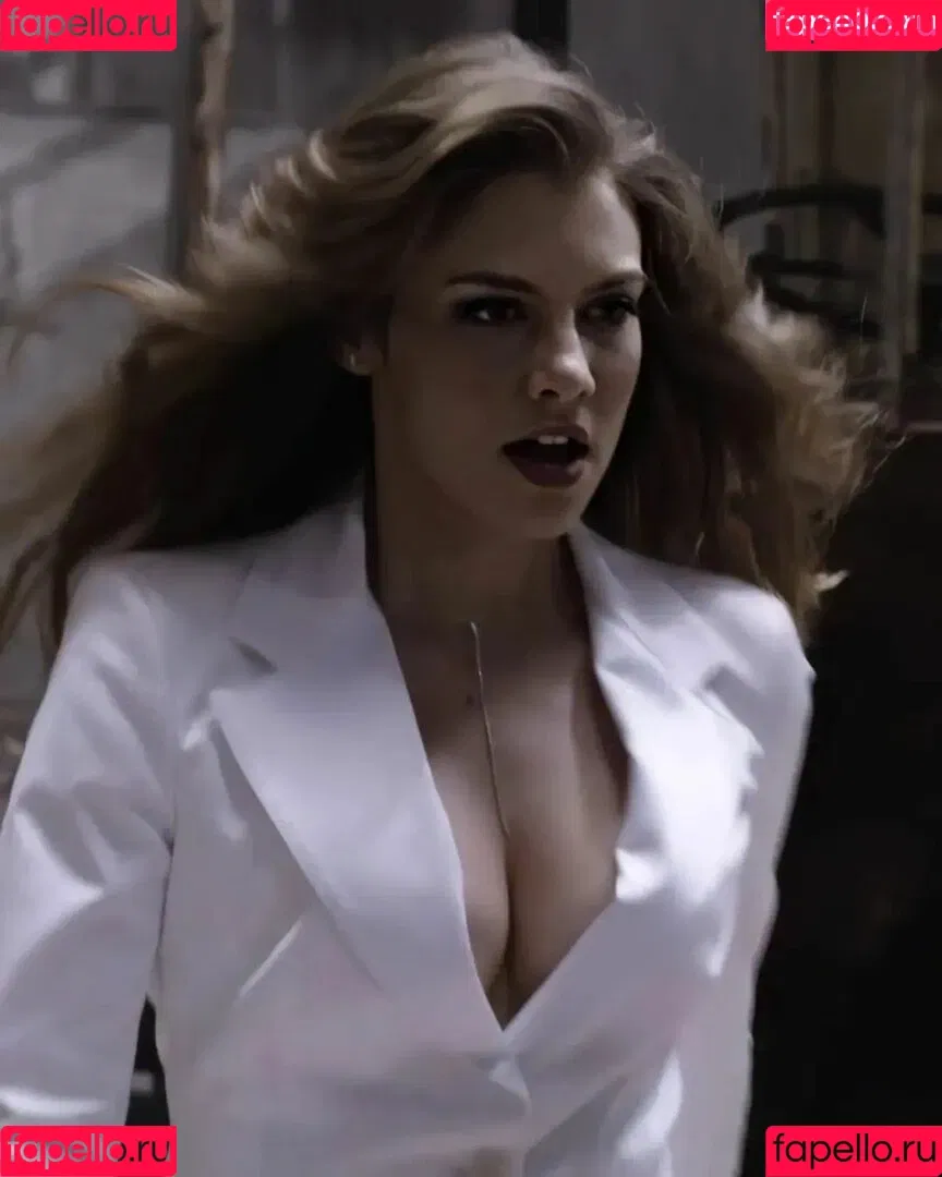 Lauren Cohan Onlyfans Photo Gallery 