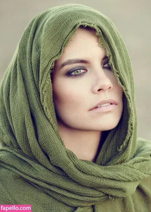 Lauren Cohan Onlyfans Photo Gallery 