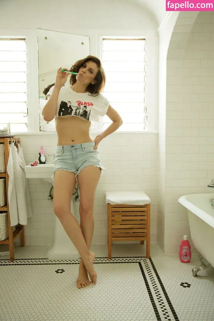 Lauren Cohan Onlyfans Photo Gallery 