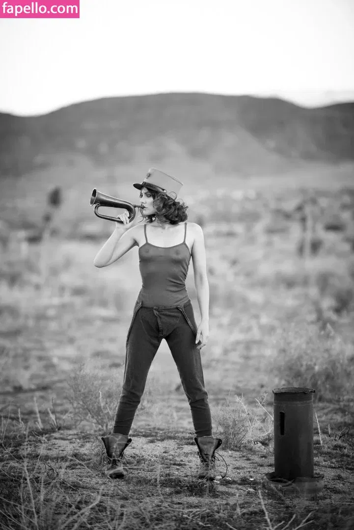 Lauren Cohan Onlyfans Photo Gallery 