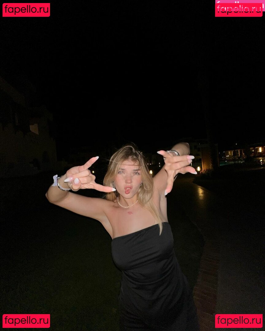 xFibii Onlyfans Photo Gallery 