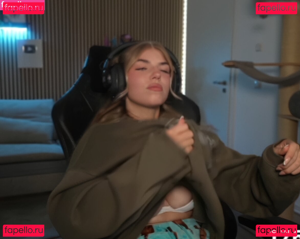 xFibii Onlyfans Photo Gallery 