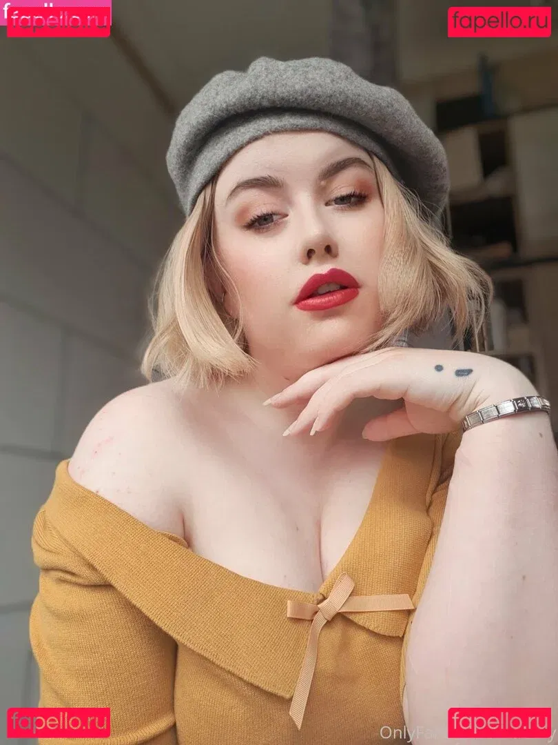 maebry Onlyfans Photo Gallery 