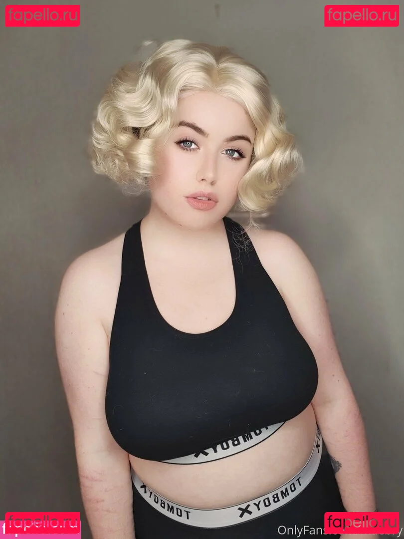 maebry Onlyfans Photo Gallery 