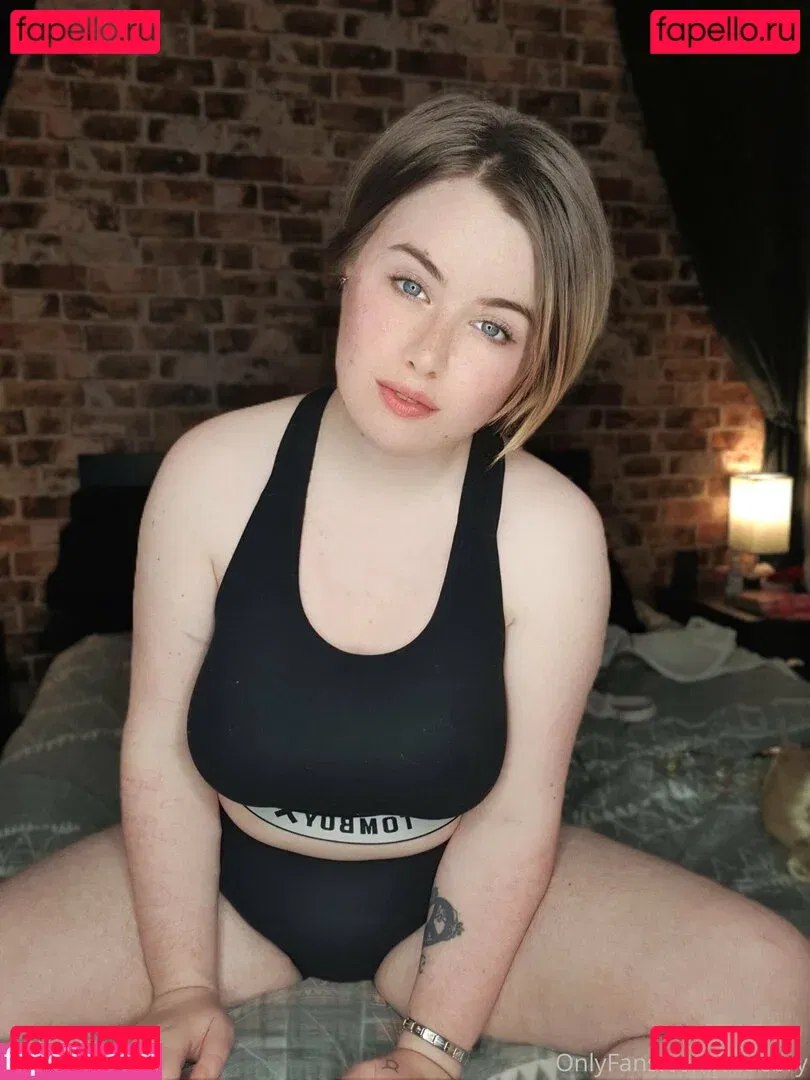 maebry Onlyfans Photo Gallery 