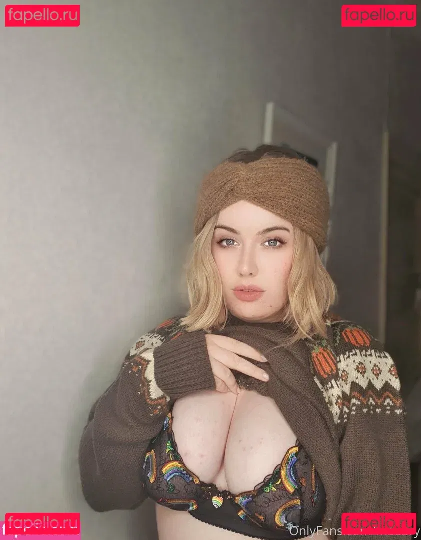 maebry Onlyfans Photo Gallery 