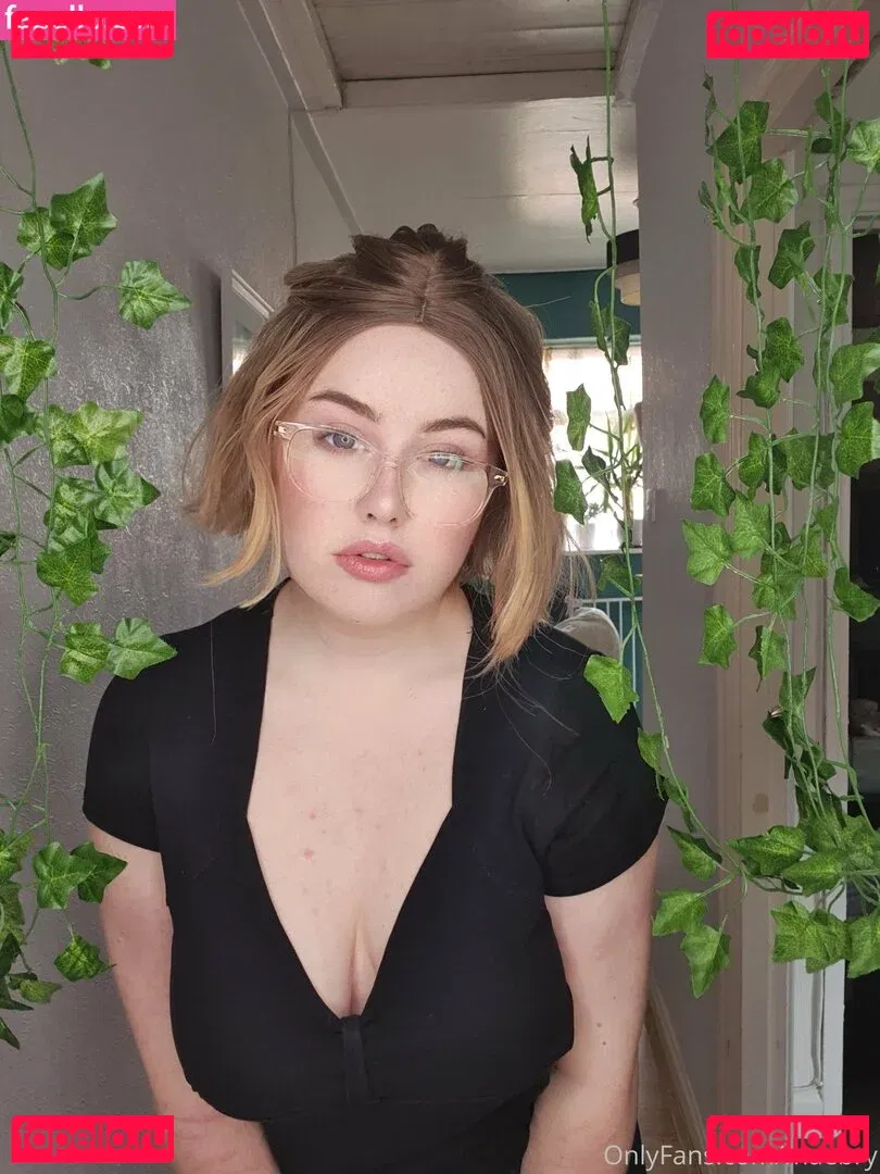 maebry Onlyfans Photo Gallery 