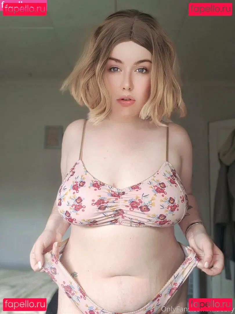 maebry Onlyfans Photo Gallery 