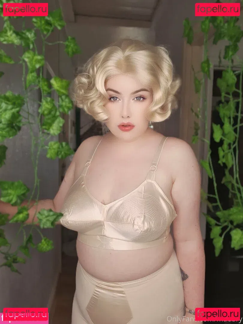 maebry Onlyfans Photo Gallery 