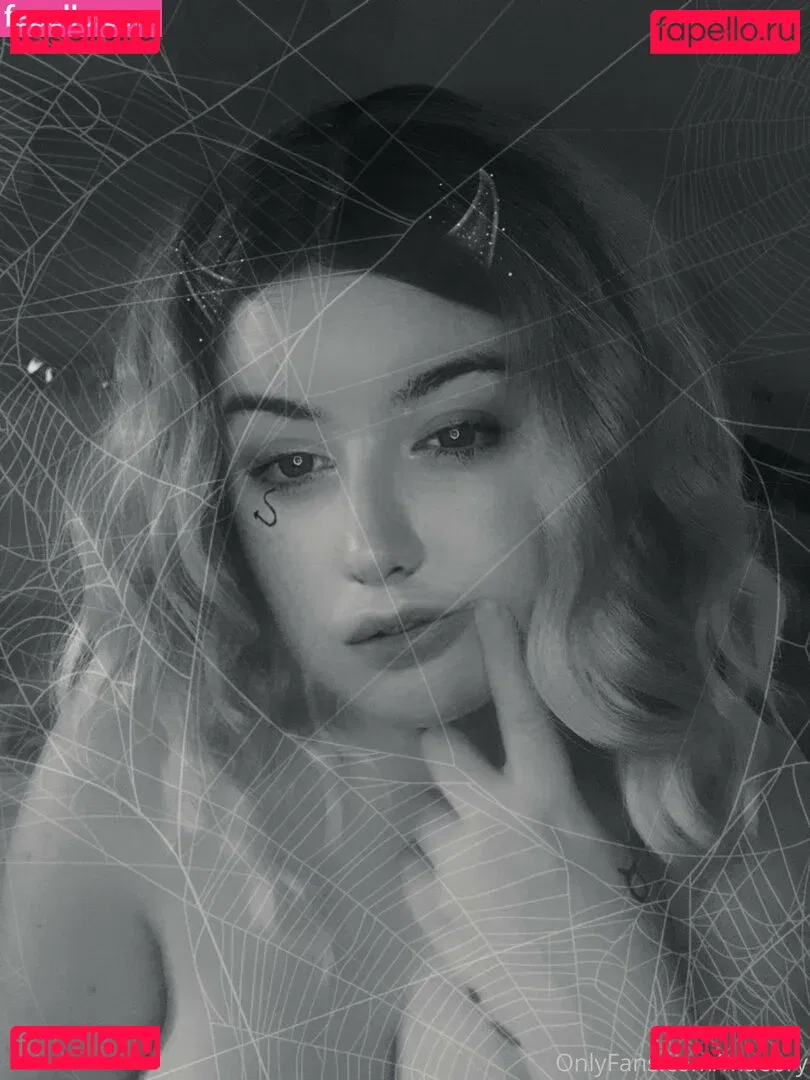 maebry Onlyfans Photo Gallery 