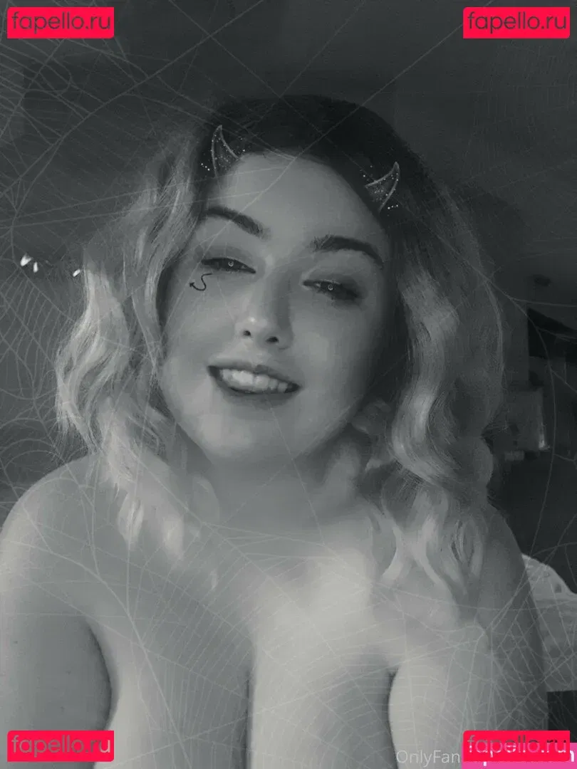 maebry Onlyfans Photo Gallery 