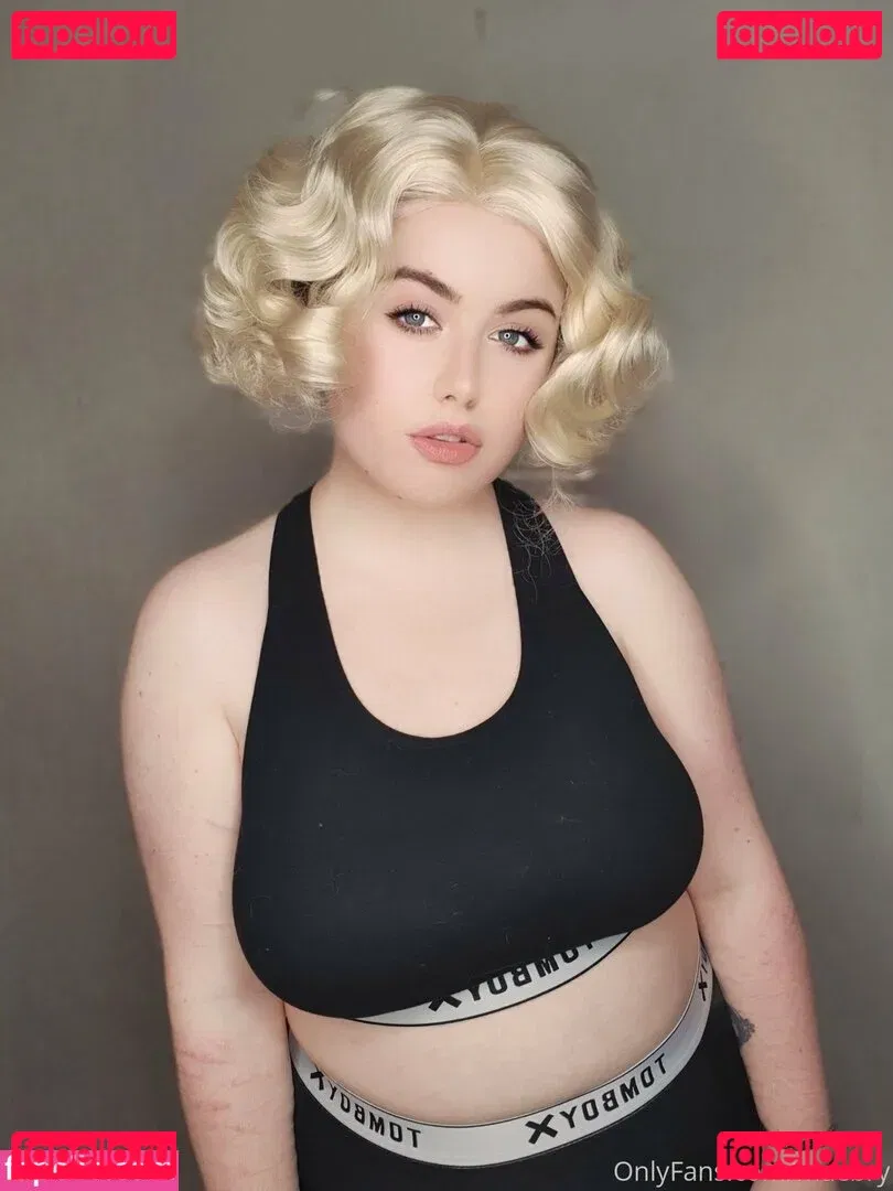 maebry Onlyfans Photo Gallery 