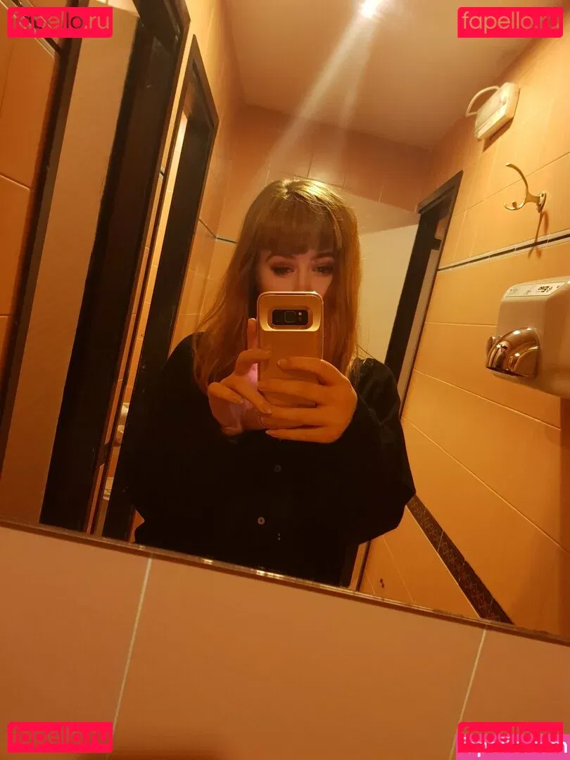 maebry Onlyfans Photo Gallery 