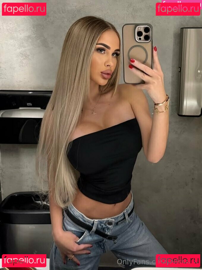 elissa_a / elissazkh Onlyfans Photo Gallery 