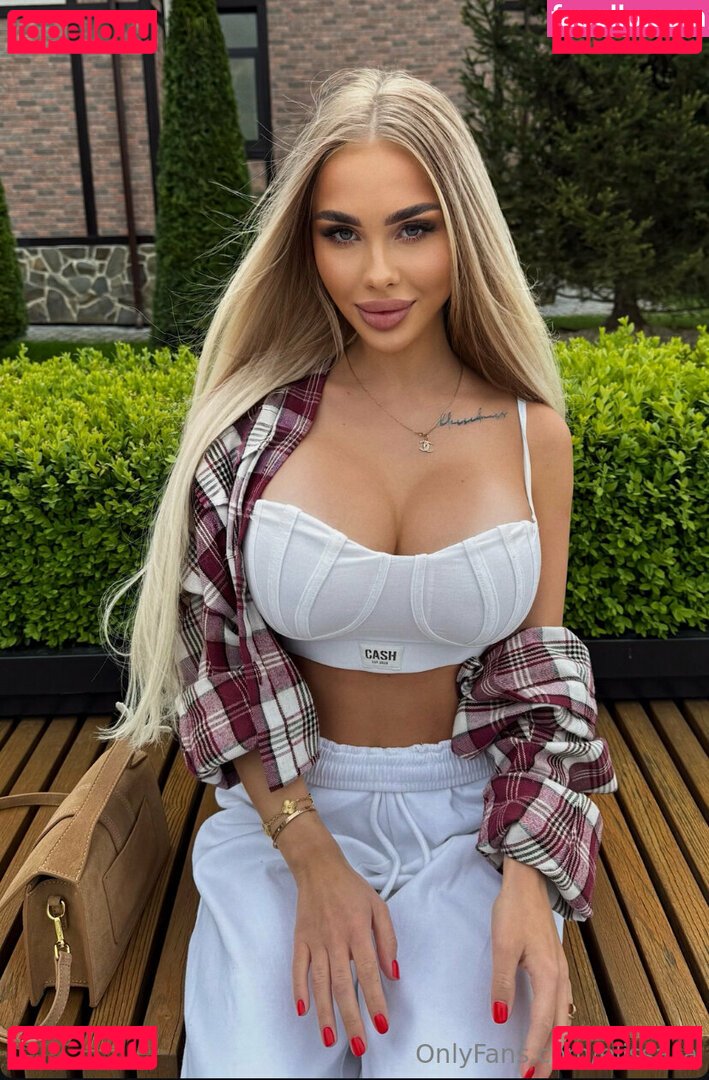 elissa_a / elissazkh Onlyfans Photo Gallery 