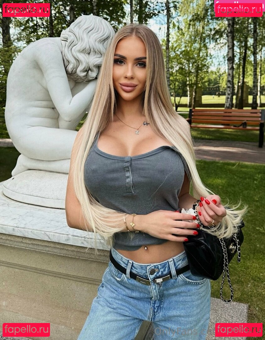 elissa_a / elissazkh Onlyfans Photo Gallery 