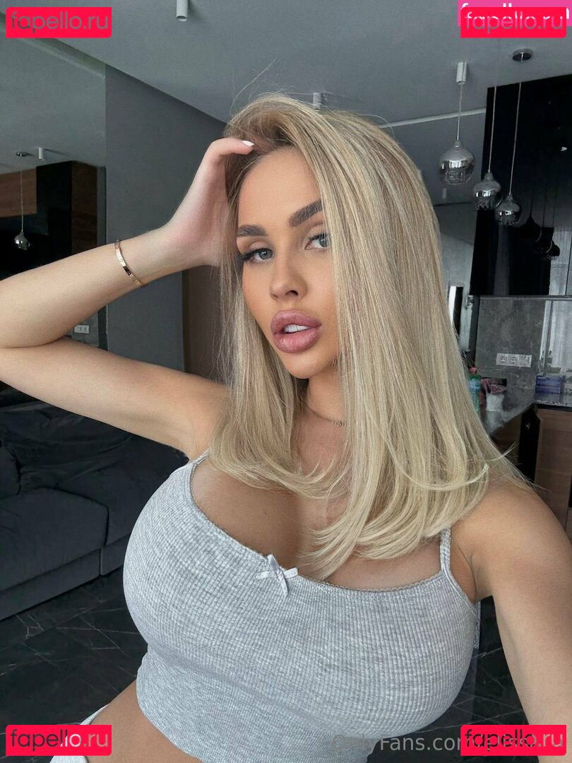 elissa_a / elissazkh Onlyfans Photo Gallery 