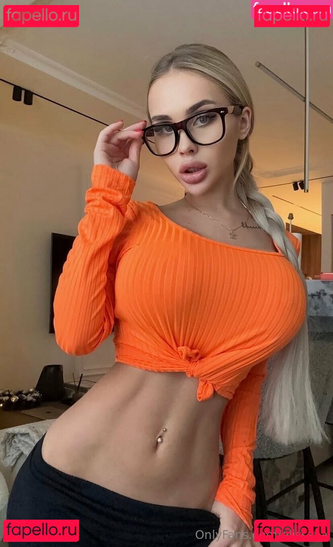 elissa_a / elissazkh Onlyfans Photo Gallery 