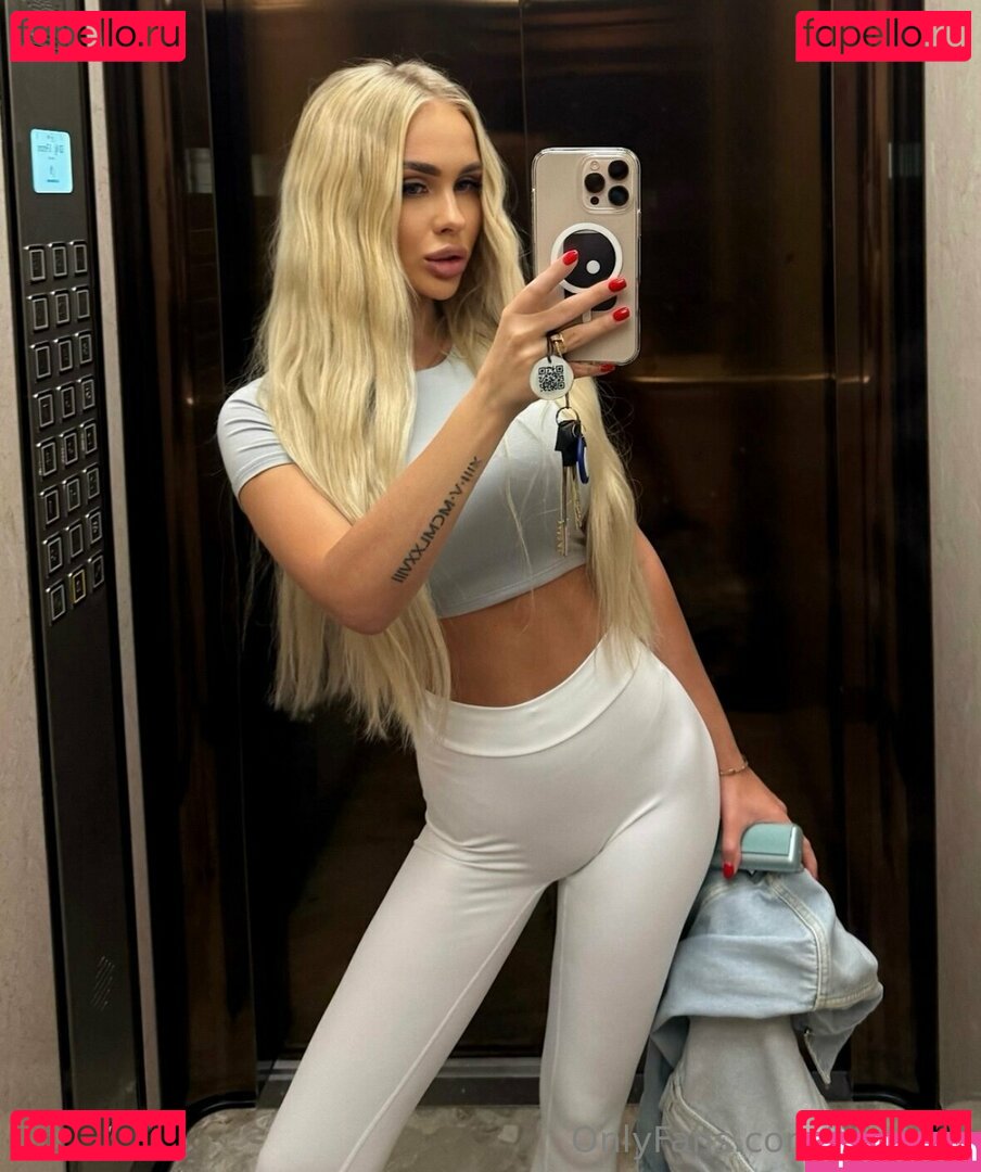 elissa_a / elissazkh Onlyfans Photo Gallery 