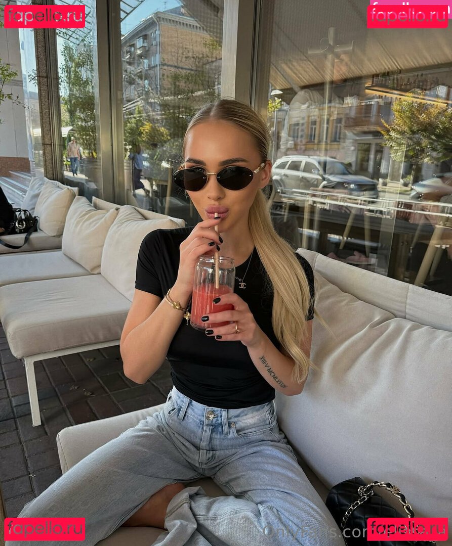 elissa_a / elissazkh Onlyfans Photo Gallery 