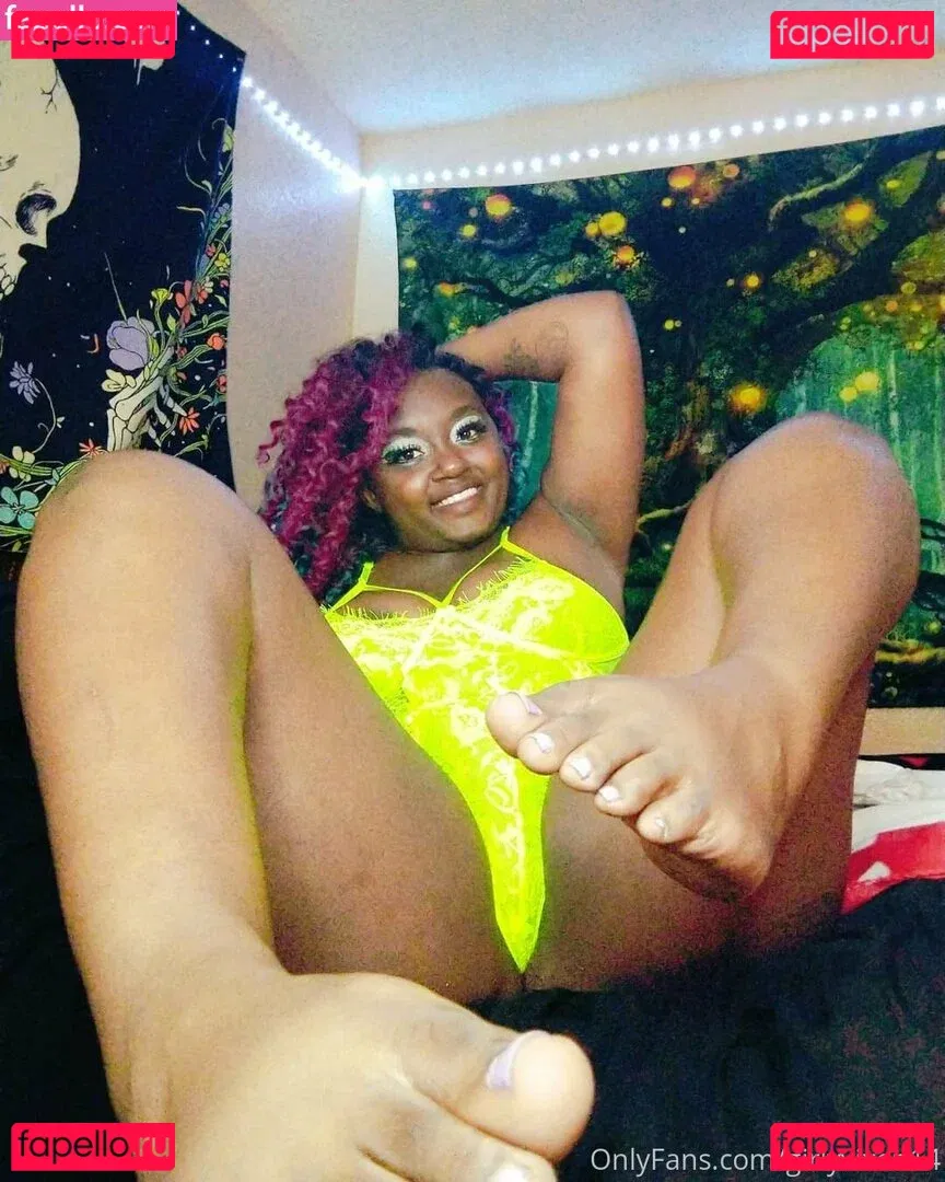 girlyvixxxen Onlyfans Photo Gallery 
