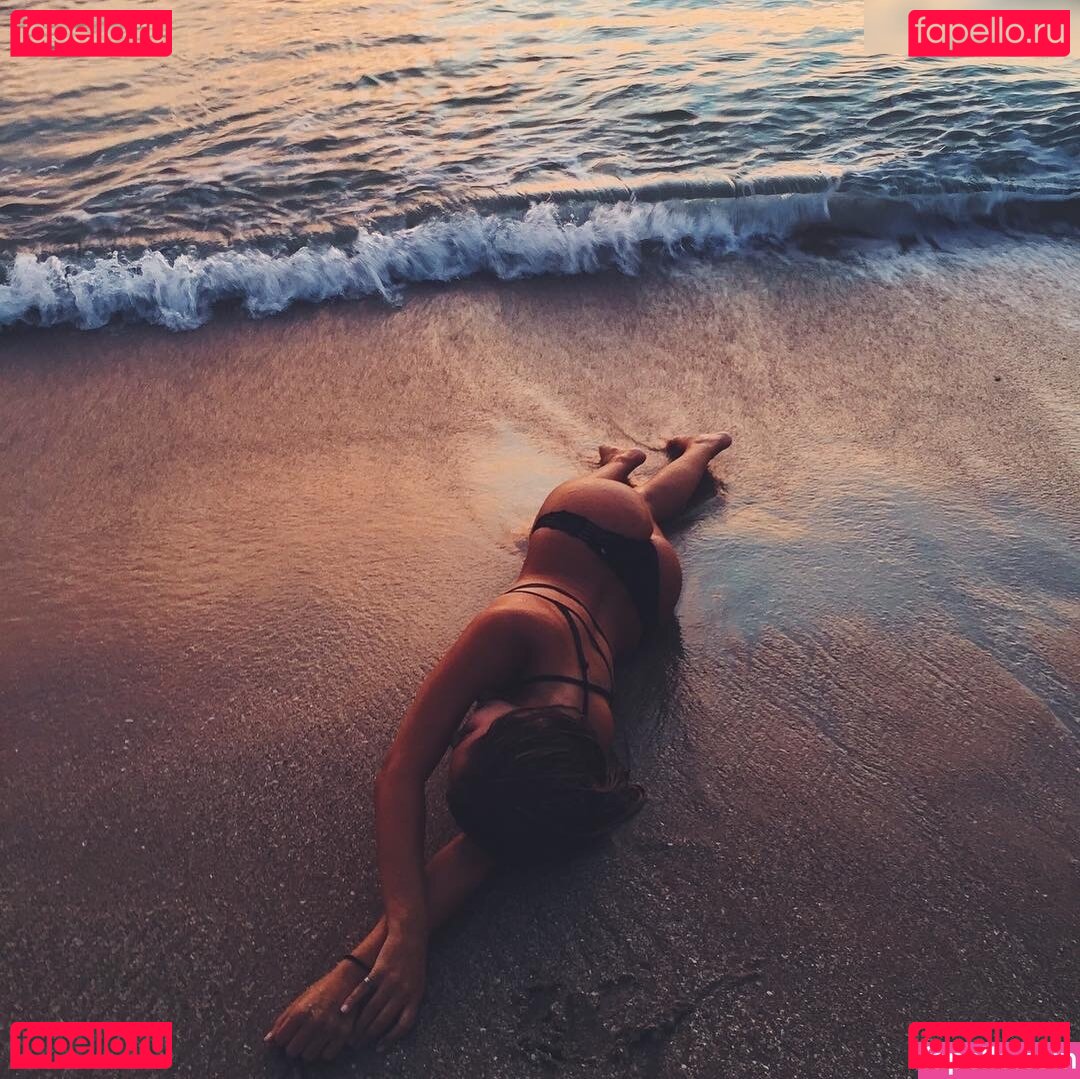 Emily Zeck / awheckitsemilyzeck Onlyfans Photo Gallery 