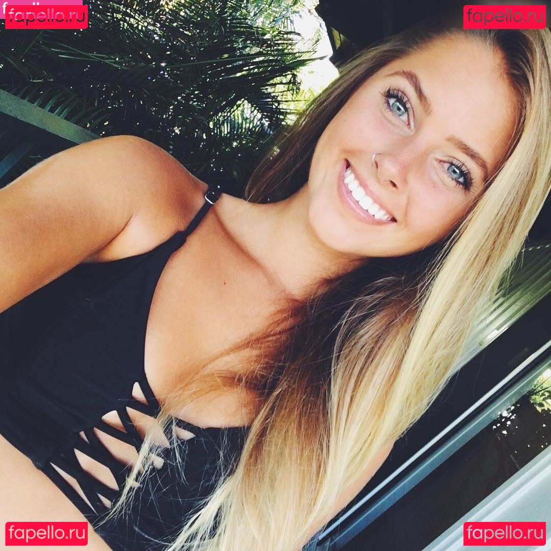 Emily Zeck / awheckitsemilyzeck Onlyfans Photo Gallery 