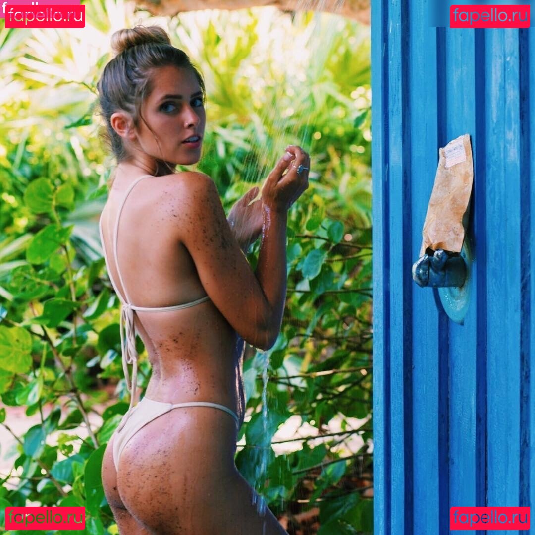 Emily Zeck / awheckitsemilyzeck Onlyfans Photo Gallery 