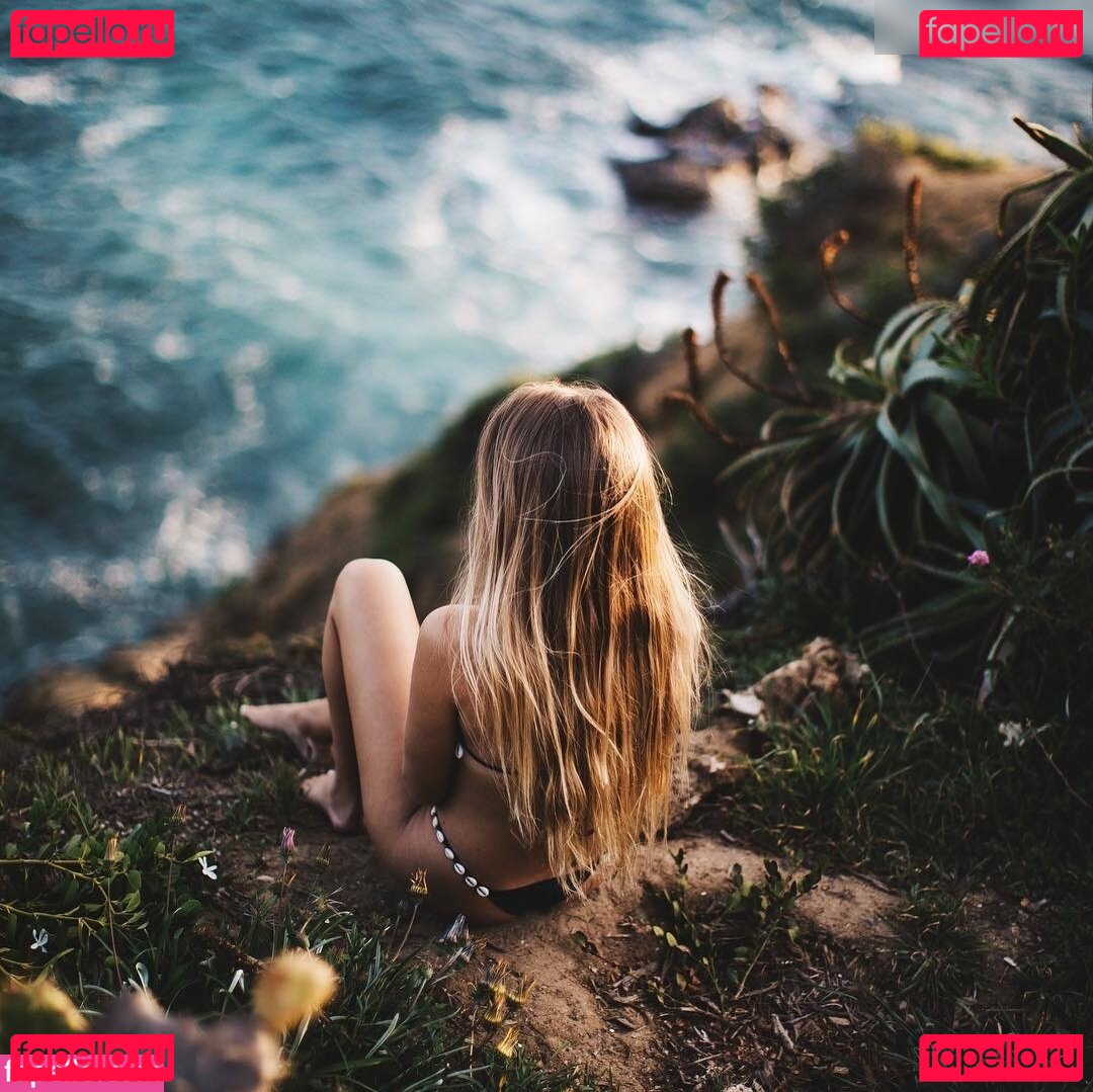 Emily Zeck / awheckitsemilyzeck Onlyfans Photo Gallery 