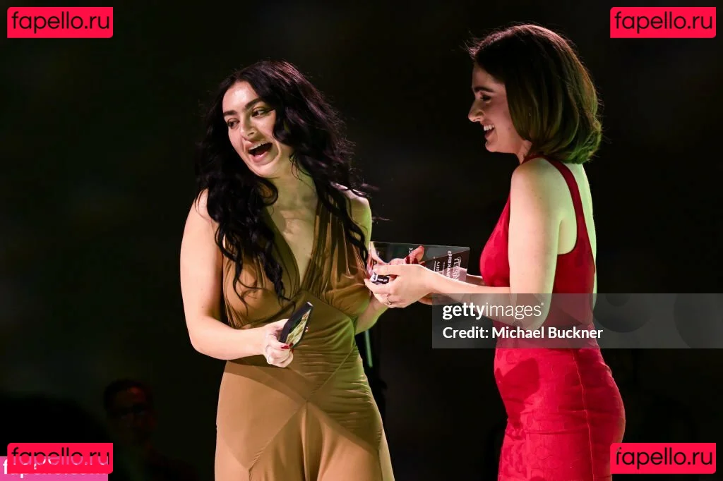 Rachel Anne Sennott Onlyfans Photo Gallery 