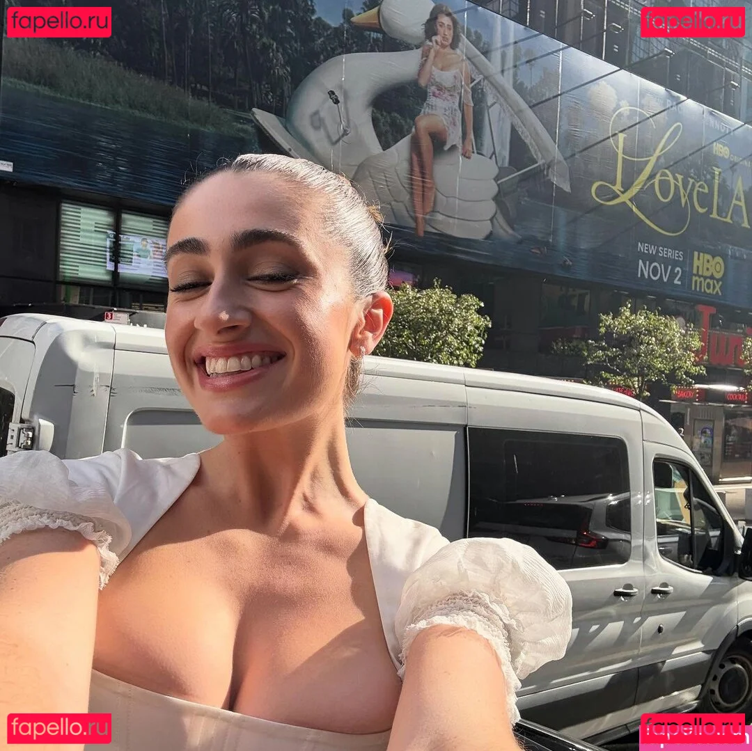 Rachel Anne Sennott Onlyfans Photo Gallery 