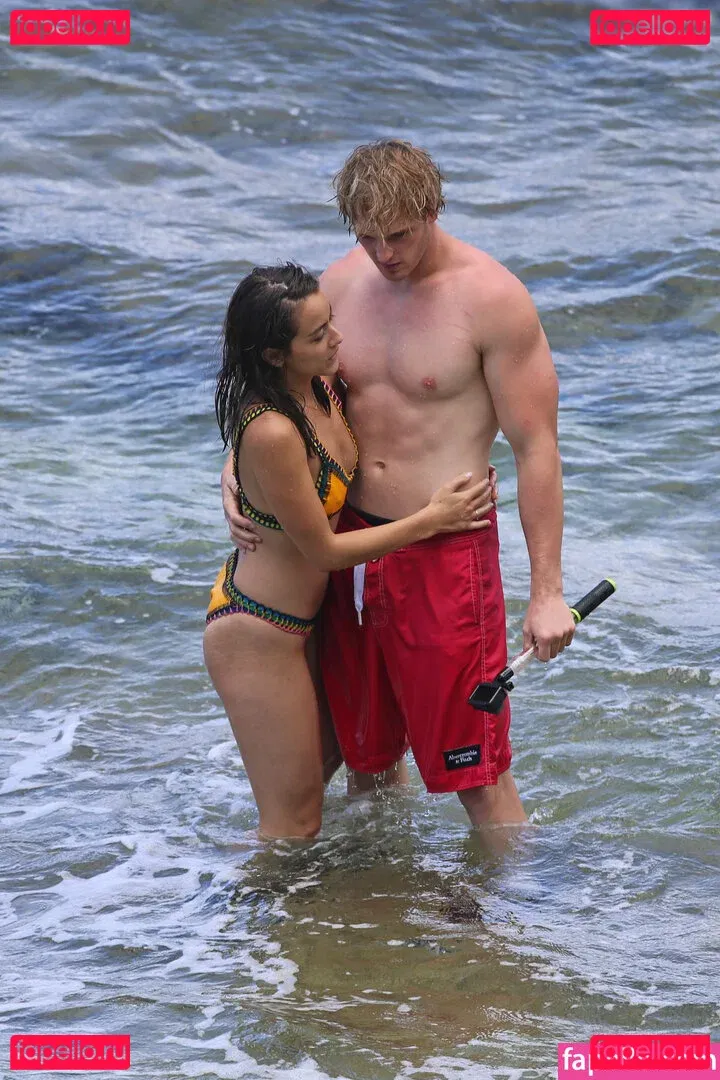 Chloe Bennet Onlyfans Photo Gallery 