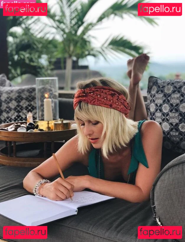 Julianne Hough Onlyfans Photo Gallery 