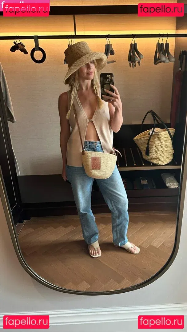 Julianne Hough Onlyfans Photo Gallery 