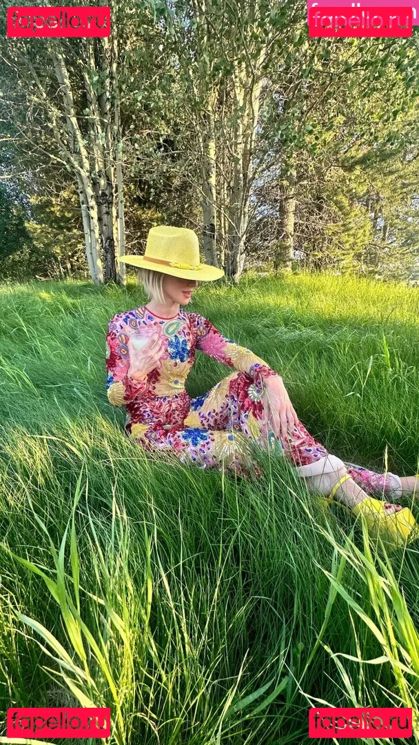 Julianne Hough Onlyfans Photo Gallery 