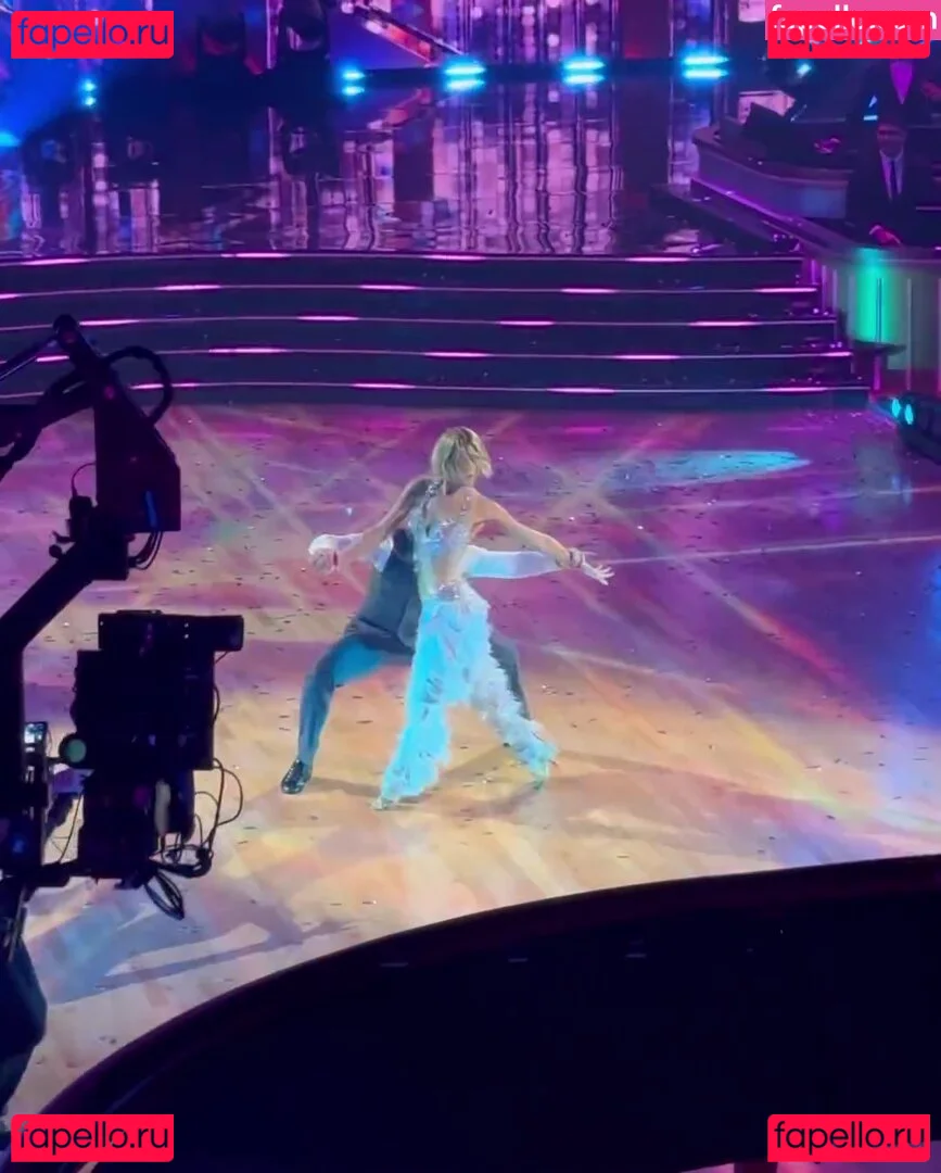 Julianne Hough Onlyfans Photo Gallery 