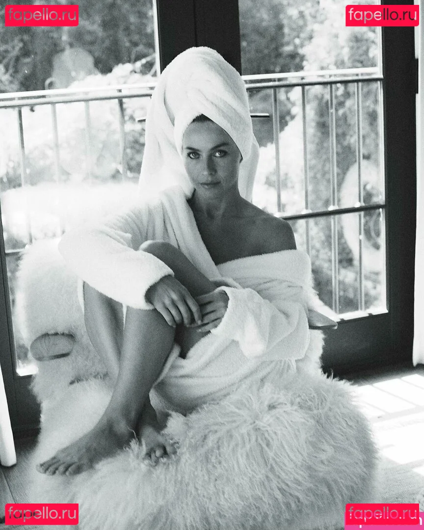 Julianne Hough Onlyfans Photo Gallery 