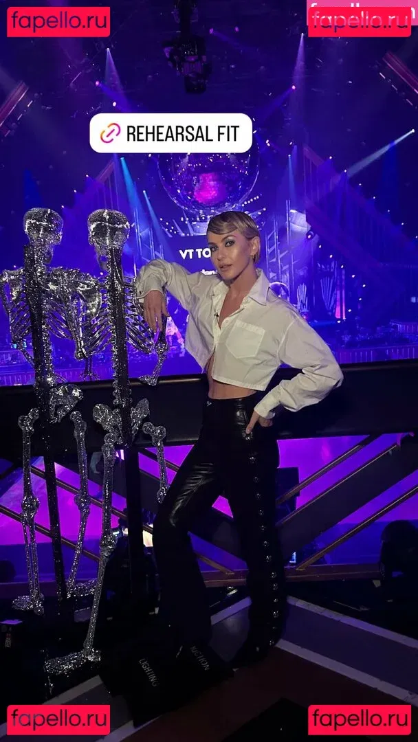 Julianne Hough Onlyfans Photo Gallery 