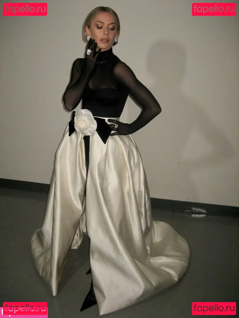 Julianne Hough Onlyfans Photo Gallery 