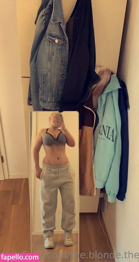 the.blonde.the.brunette Onlyfans Photo Gallery 