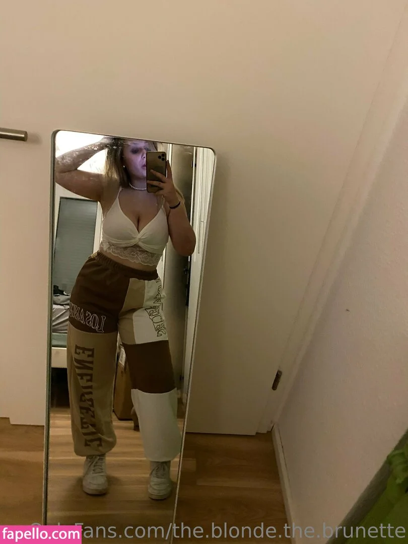 the.blonde.the.brunette Onlyfans Photo Gallery 