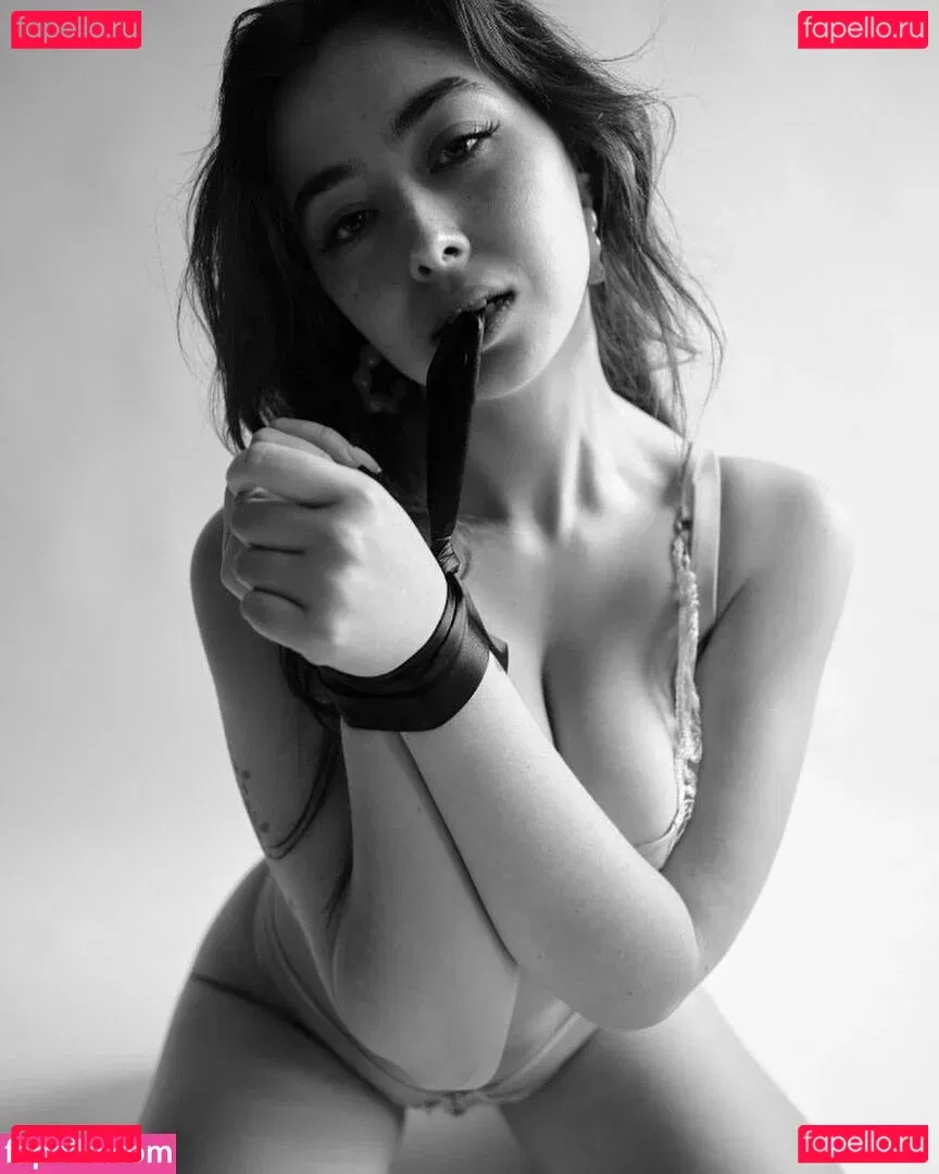 Chloe Surreal Onlyfans Photo Gallery 