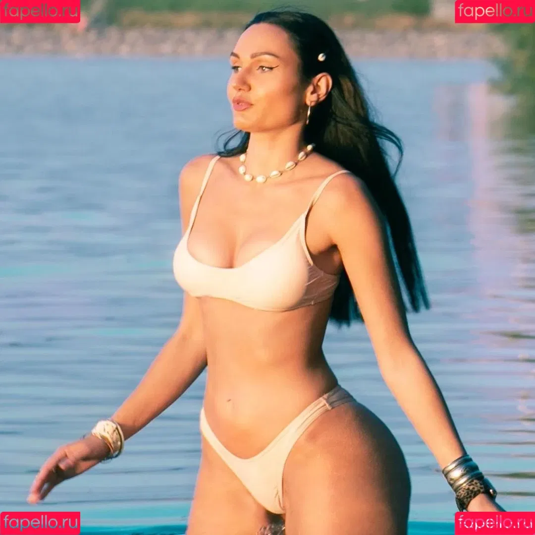 Carinnha White Onlyfans Photo Gallery 