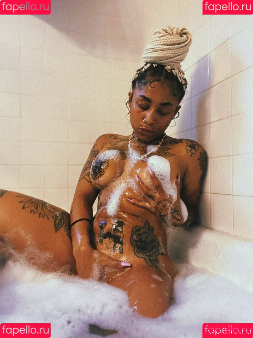 helloomcfly Onlyfans Photo Gallery 