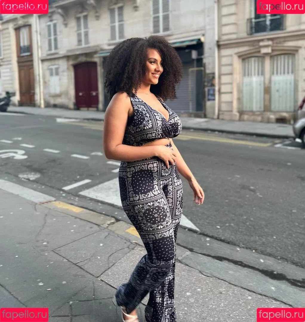 Ines Curly Onlyfans Photo Gallery 